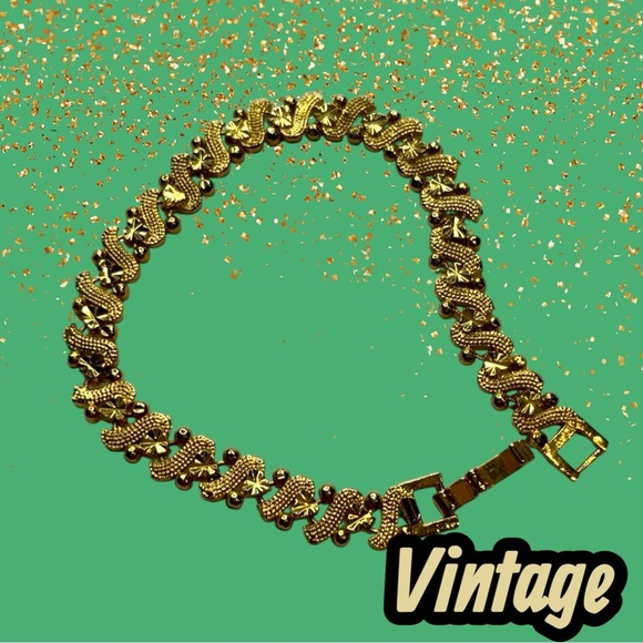 Elegant Gold Plated Vintage Bracelet - Picture 6 of 8